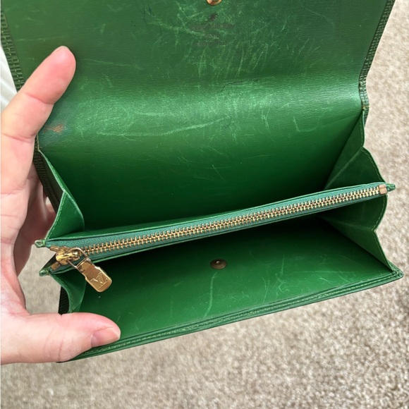 Authentic Louis Vuitton Vintage Green Epi Leather Sarah Long Wallet - Picture 5 of 13